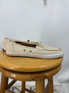 HUNTER. Distressed, frayed edge design on the canvas upper, 8